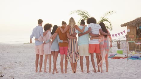 amigos uno al lado del otro en la playa