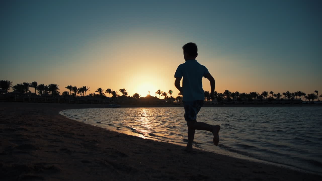 joven atractivo corriendo en la costa. niño deportivo corriendo a lo largo de la costa