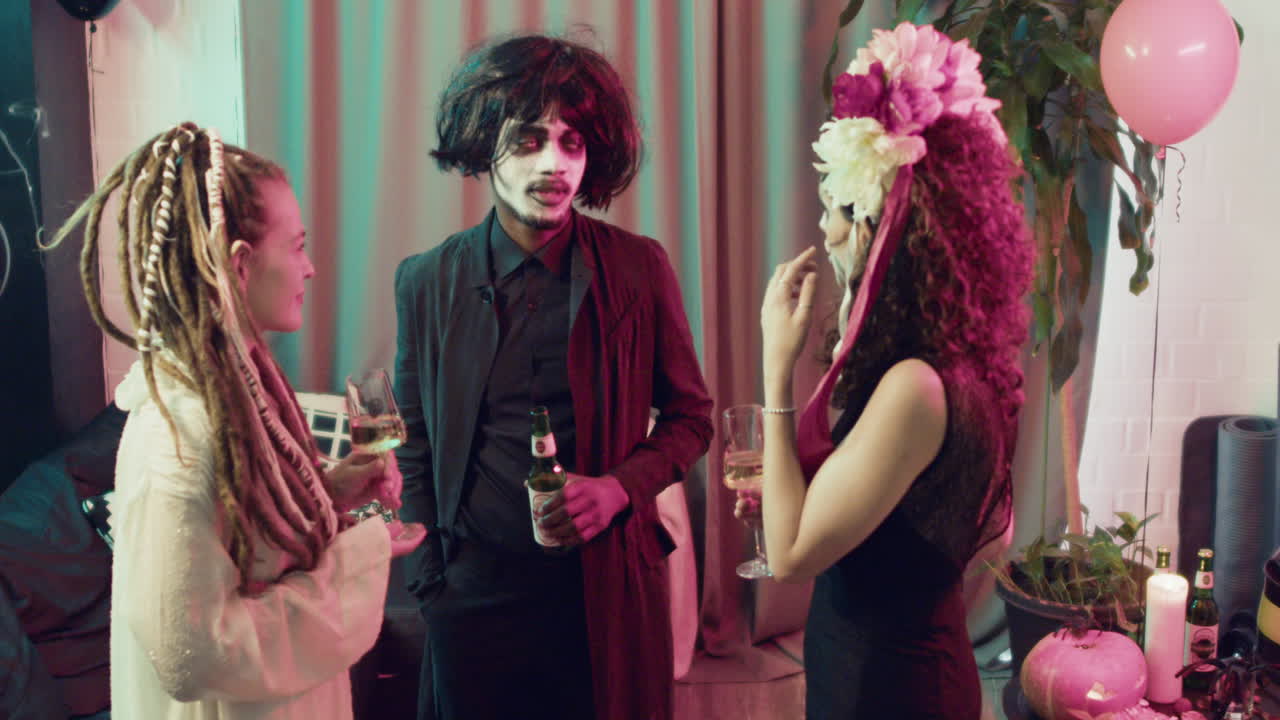 amigos hablando en una fiesta de halloween