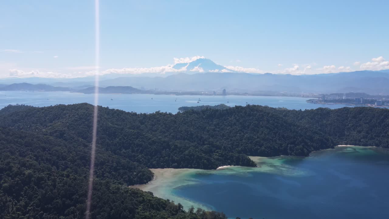 vista aérea de la isla de gaya con el monte kinabalu en el fondo