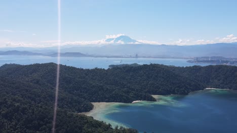 Vista-Aérea-Sobre-La-Isla-Gaya-Con-El-Monte-Kinabalu-Al-Fondo