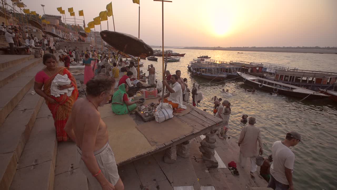 frente al mar lleno de gente en varanasi