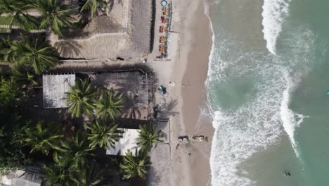 Ojo-De-Pájaro-Aéreo-Volando-Sobre-Las-Olas-Rompiendo-En-La-Playa-De-Palomino-En-Colombia