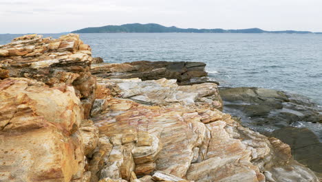 paisaje marino escénico y roca durante el día del parque nacional khao laem ya, rayong, tailandia