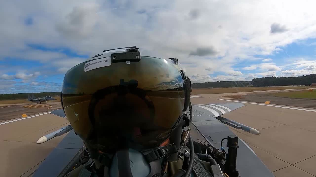 las imágenes de la cabina muestran a un piloto de jet de la usaf volando en su f15 sobre polonia