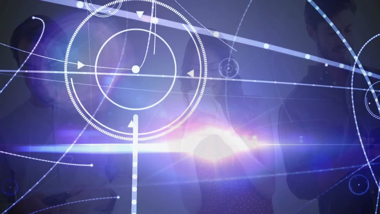 Colleghi che scorrono gli smartphone, rivelando interfacce tecnologiche con linee di nodi fluttuanti in ufficio