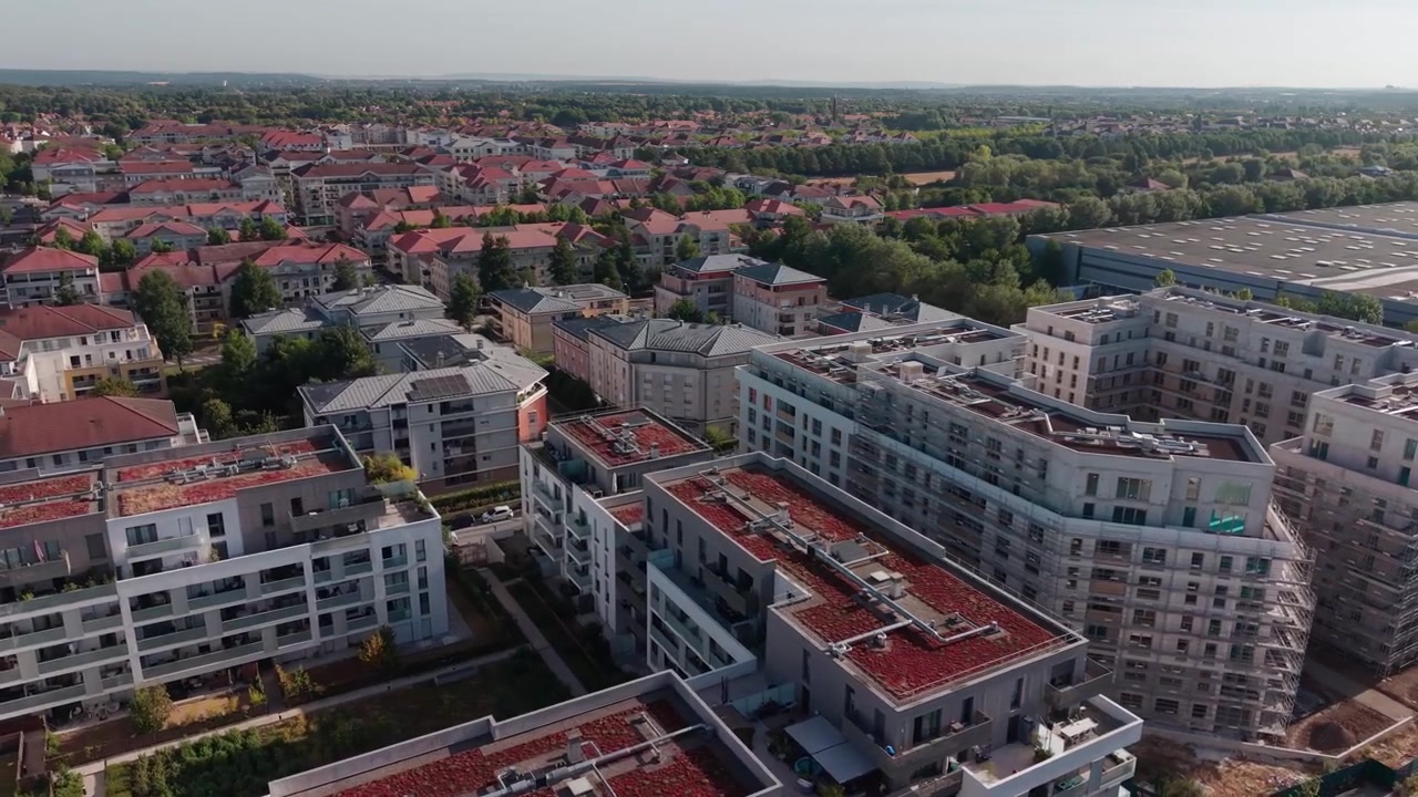 Yavaş sağa doğru yanal drone uçuşu sırasında Le Plessis Robinson bahçe şehri.