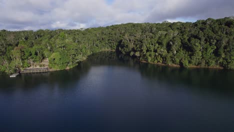 Paisaje-Idílico-En-El-Lago-Eacham-En-Atherton-Tablelands,-Qld,-Australia---Retroceso-Aéreo