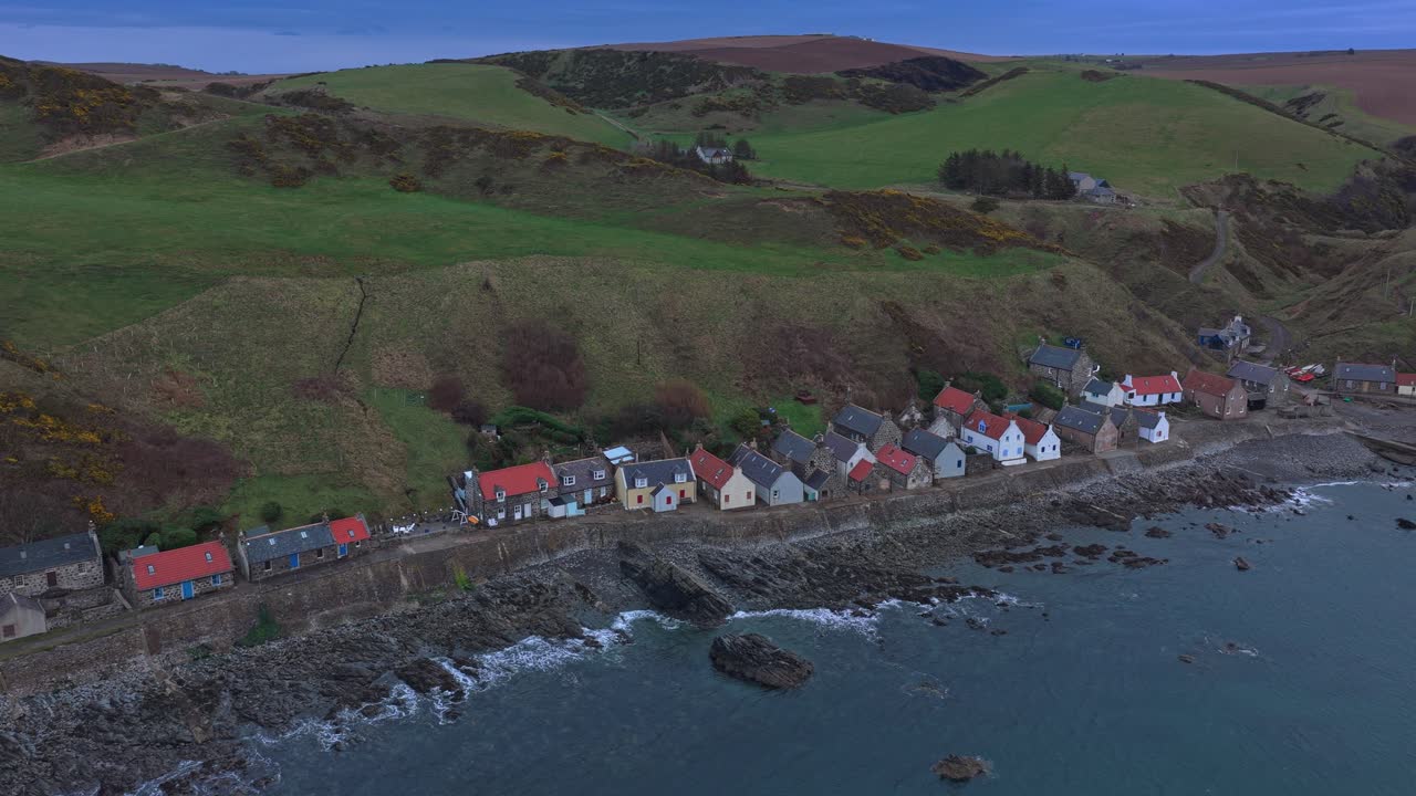 Malerische Luftaufnahme des Dorfes Crovie an der Küste von Aberdeenshire