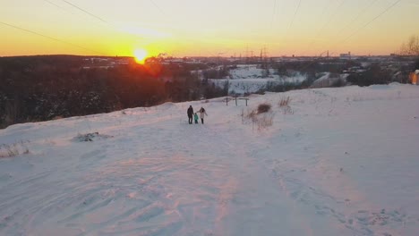 Los-Padres-Y-El-Niño-Agitan-Las-Manos-De-Pie-Contra-La-Puesta-De-Sol-De-Invierno.