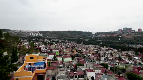 colina superpoblada en las afueras de la ciudad