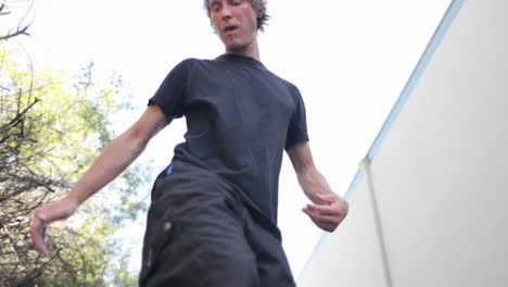 un hombre hace trucos haciendo malabarismos con una pelota con los pies