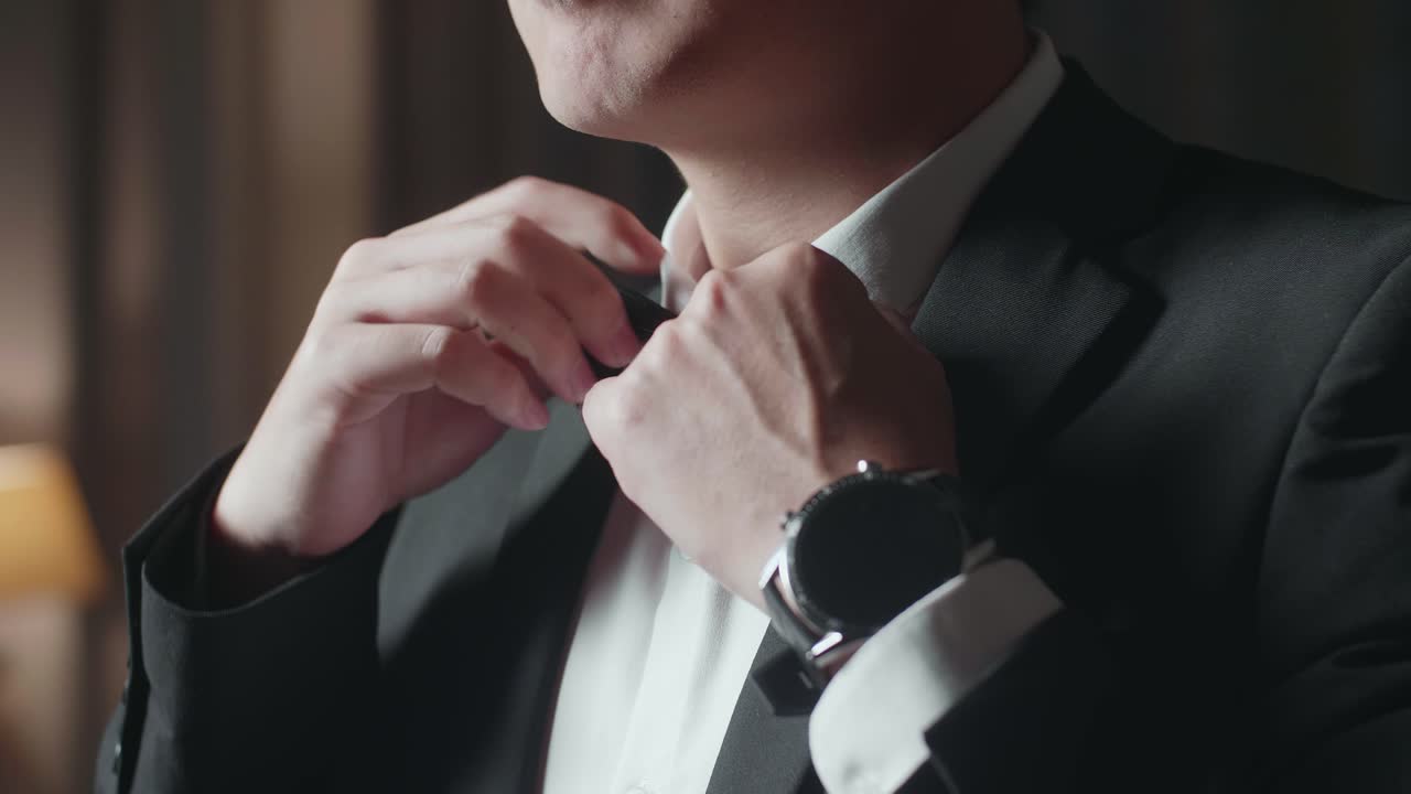 타이를 조정하는 남자