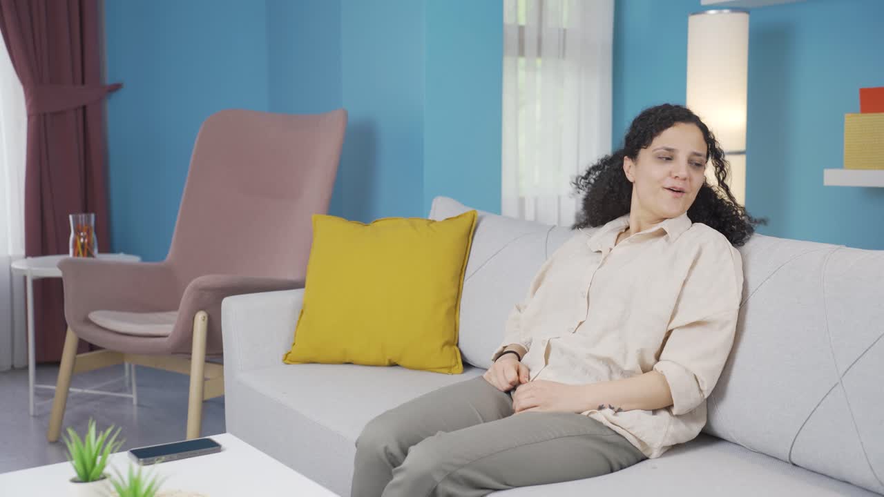 조용하고 평화로운 젊은 여성.