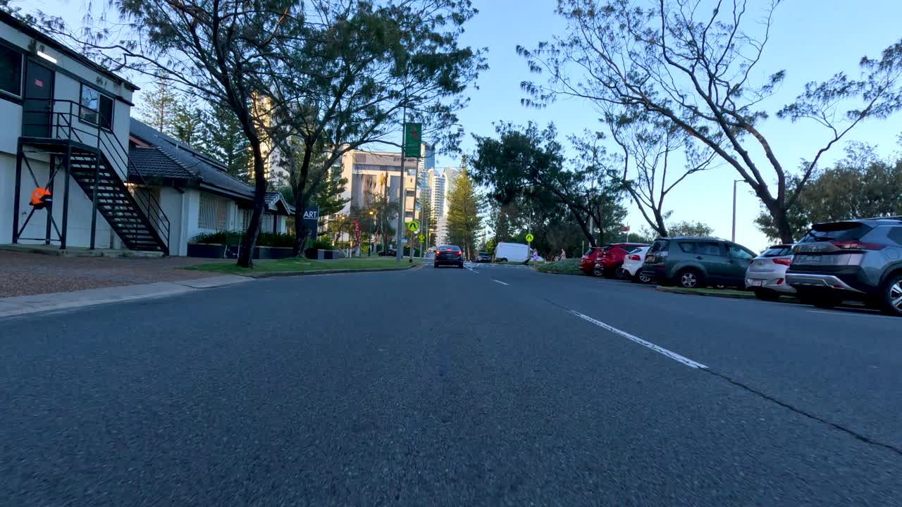 한 차가 교외 거리를 지나간다.