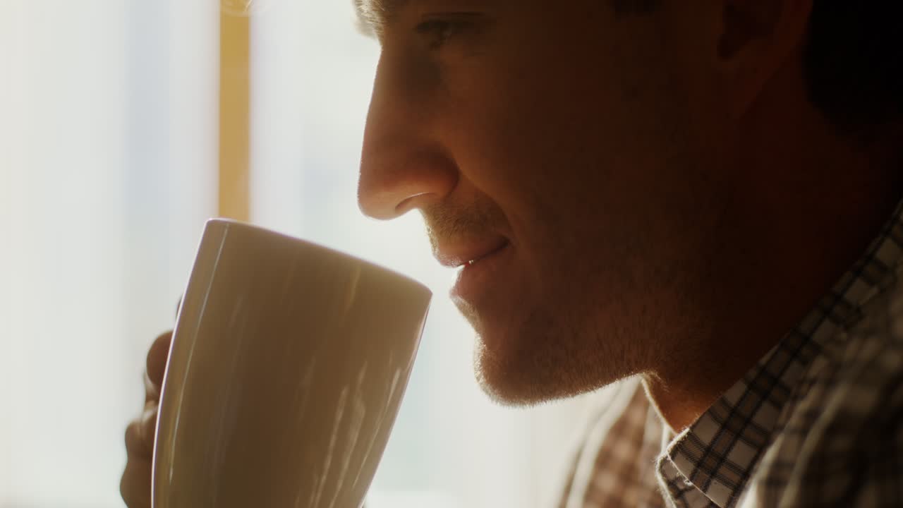 커피를 마시는 남자 프로필 보기