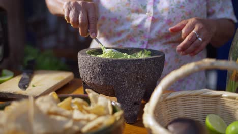 preparación de guacamole en cámara lenta 1