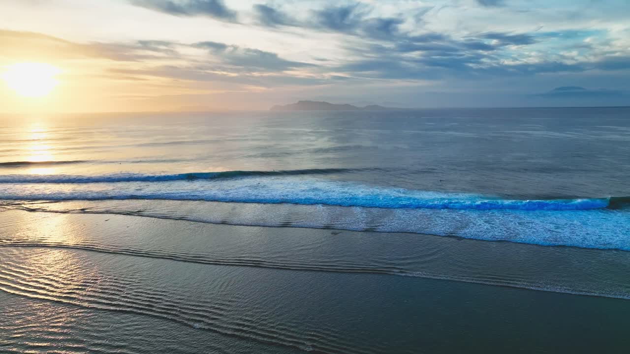 인도네시아 동자바의 그라자간 만에서 해가 지는 동안 열린 바다와 돌고 있는 파도를 가로지르는 드론 클립. 발리의 인기 있는 관광지에서 도로로 약 반일 거리에 있습니다.