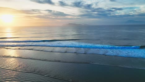 Schwenkender-Drohnenclip-über-Das-Offene-Meer-Und-Rollende-Wellen-Bei-Sonnenuntergang,-In-Der-Bucht-Von-Grajagan,-Ost-Java,-Indonesien,-Etwa-Einen-Halben-Straßentag-Von-Den-Beliebten-Touristenzielen-Balis-Entfernt