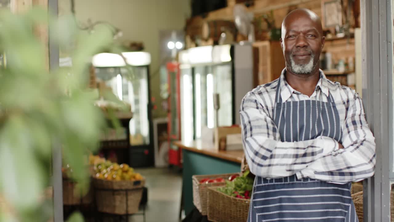 retrato de un feliz anciano afroamericano dueño de una tienda de alimentos saludables, en cámara lenta