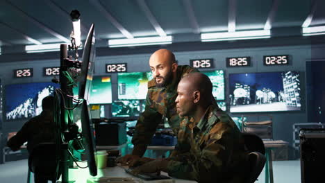 operadores de telecomunicaciones del ejército que introducen datos en los sistemas