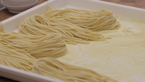 pasta fresca en bandeja en la cocina de un restaurante exclusivo