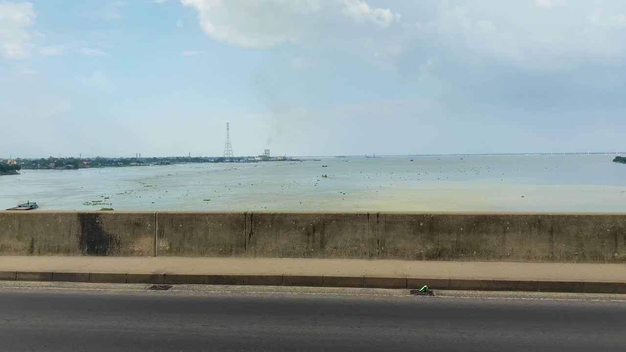 운하 위를 운전하고 진행중인 차량을 통과