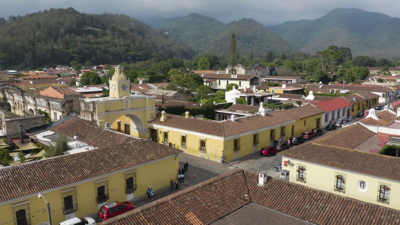 Inquadratura cinematografica d'apertura dell'Arco di Santa Catalina ad Antigua, Guatemala
