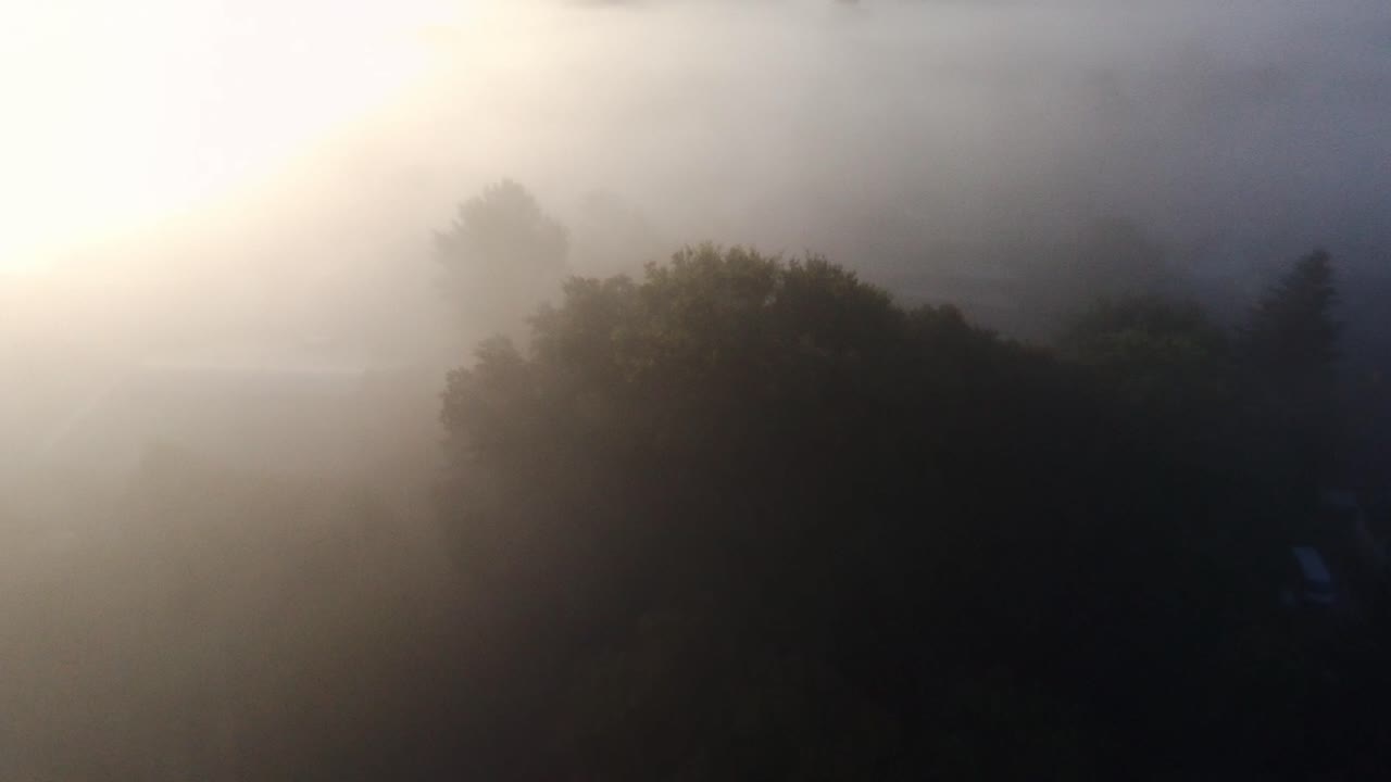 volando a través de la niebla sobre las nubes