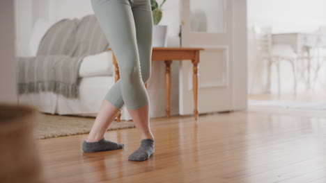 piernas de mujer bailando practicando bailarina de ballet ensayando en casa con graciosos movimientos de baile persona irreconocible 4k