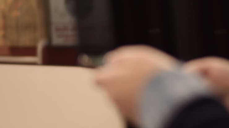 загруженный гражданин с смартфоном в метро