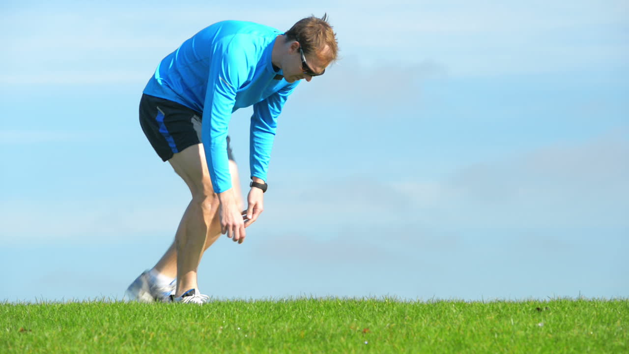 공원에서 야외에서 달리는 달리기 선수