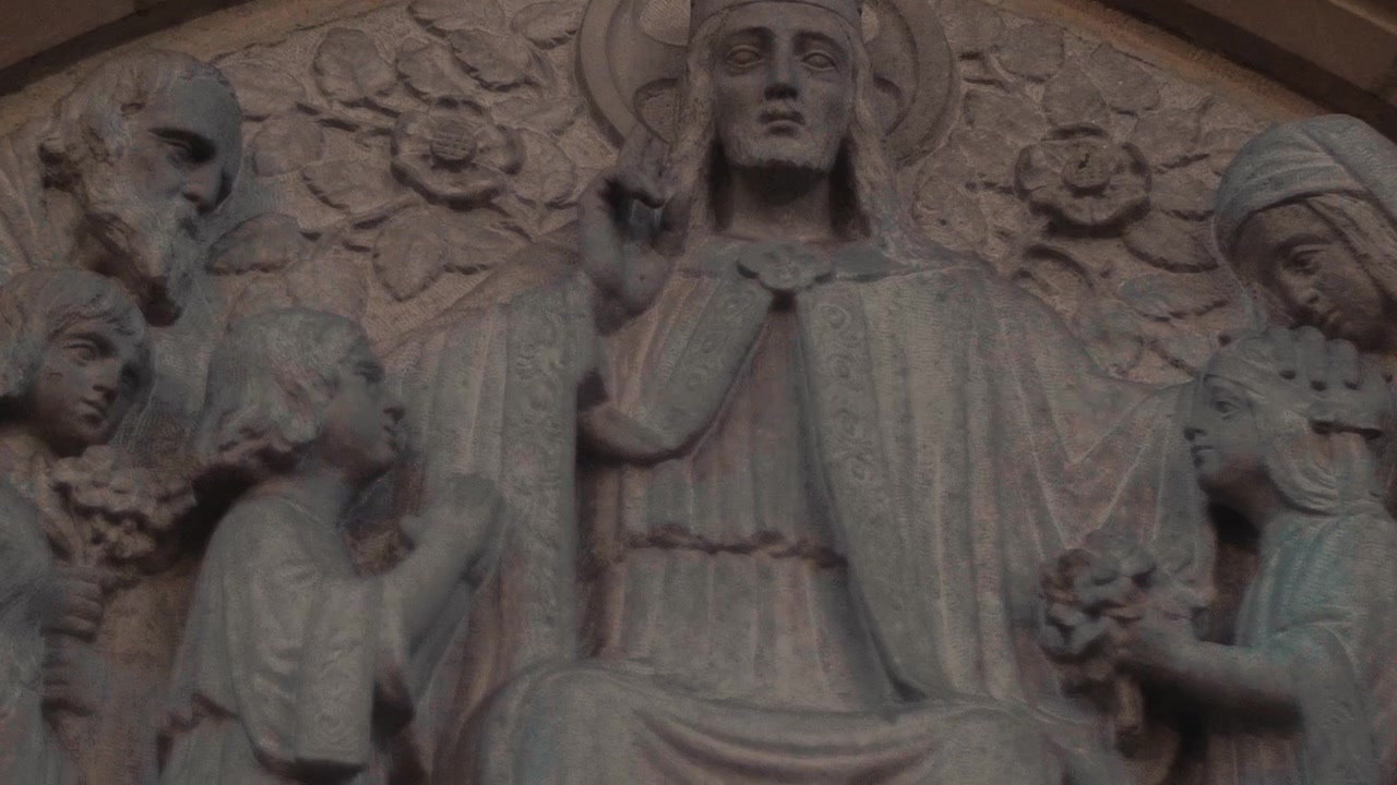Scultura religiosa in pietra di Gesù Cristo e figure