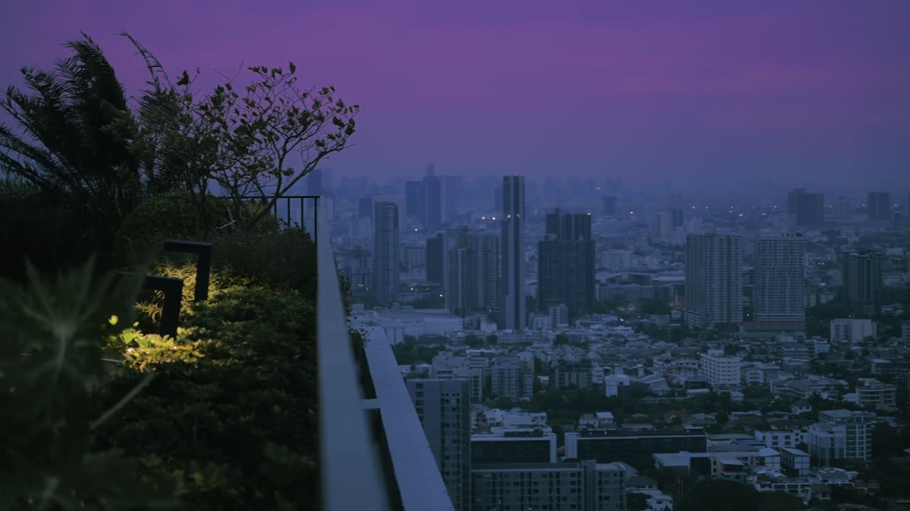 핑크색 해가 지는 하늘을 배경으로 방 지붕의 바람이 불는 정원