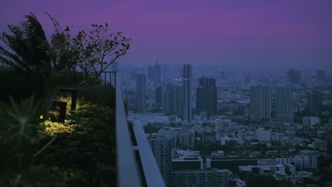 Jardín-Ventoso-En-La-Azotea-De-Bangkok-Contra-El-Cielo-Rosa-Del-Atardecer