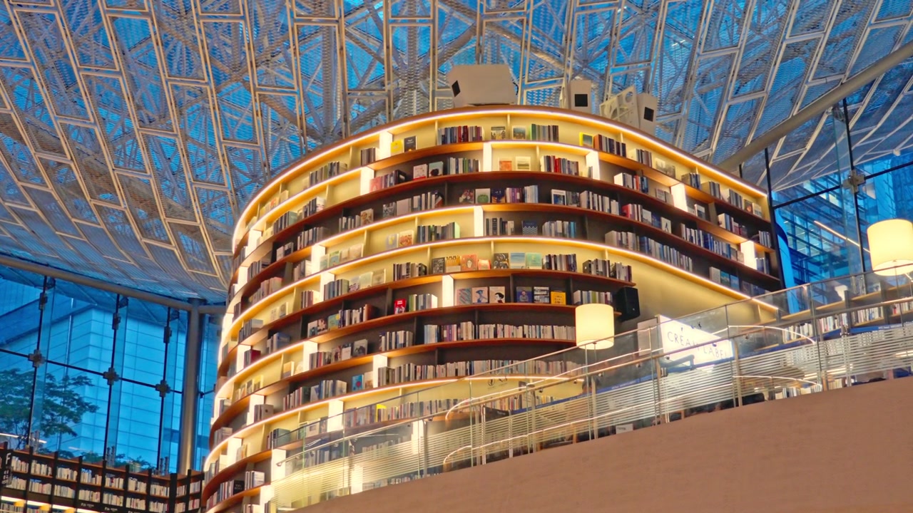 La Starfield Library è uno spazio culturale pubblico situato all'interno del COEX Mall a Gangnam, Seul, famosa per le sue imponenti librerie in legno dal pavimento al soffitto, l'illuminazione ambientale calda e le vivaci scale mobili.