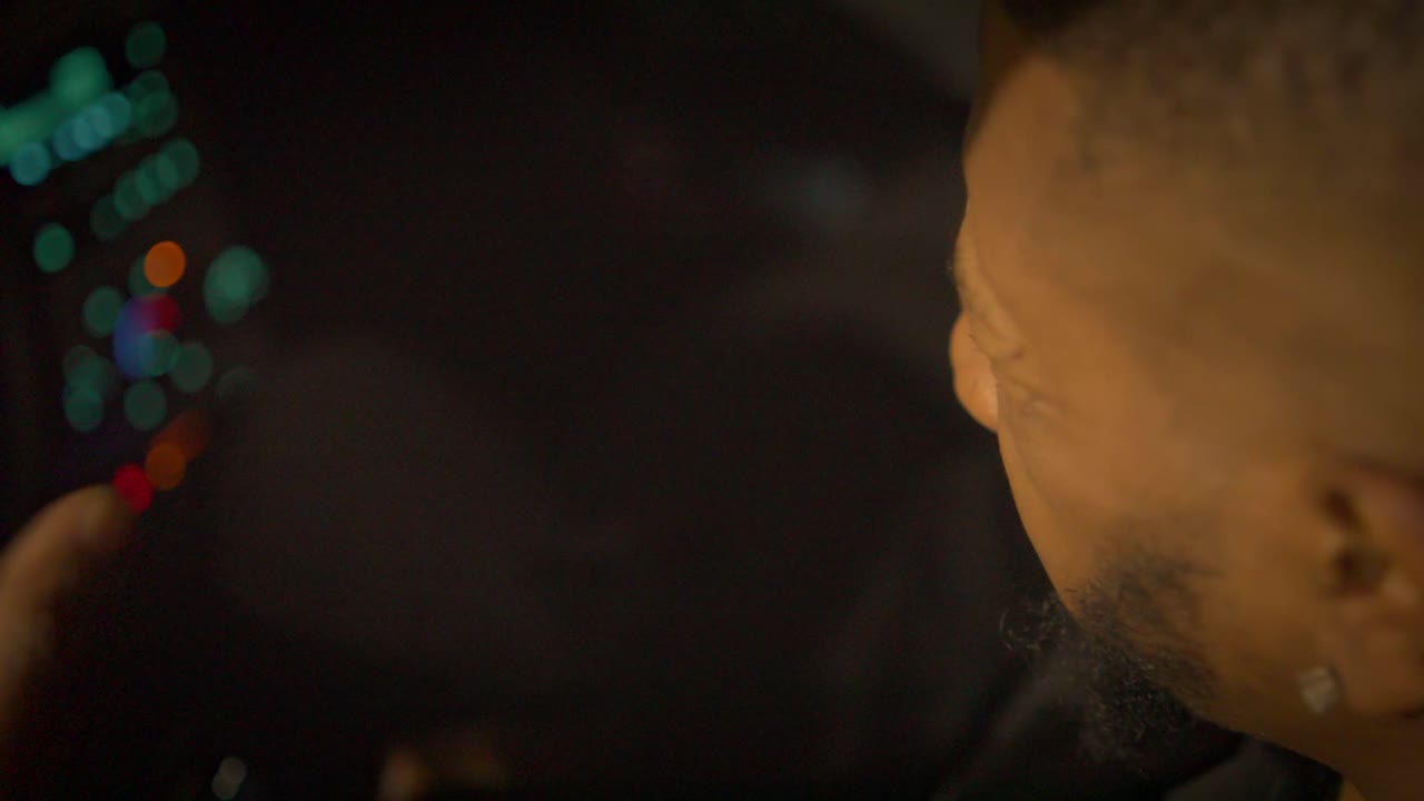 cerca de un hombre negro sentado en el asiento del conductor de un coche y está enojado frustrado y llorando de angustia