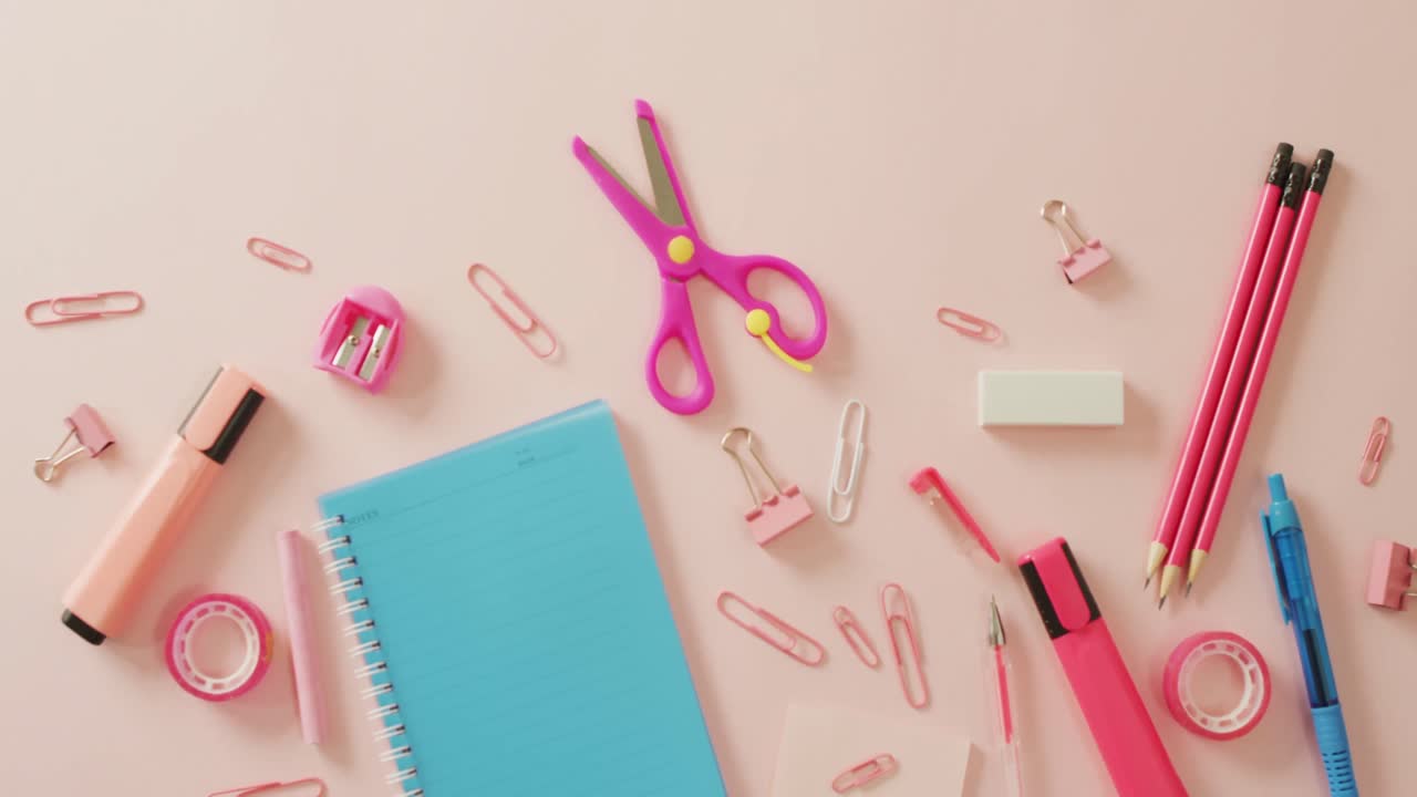 분홍색 표면에 학교 장비를 가진 작곡의 비디오