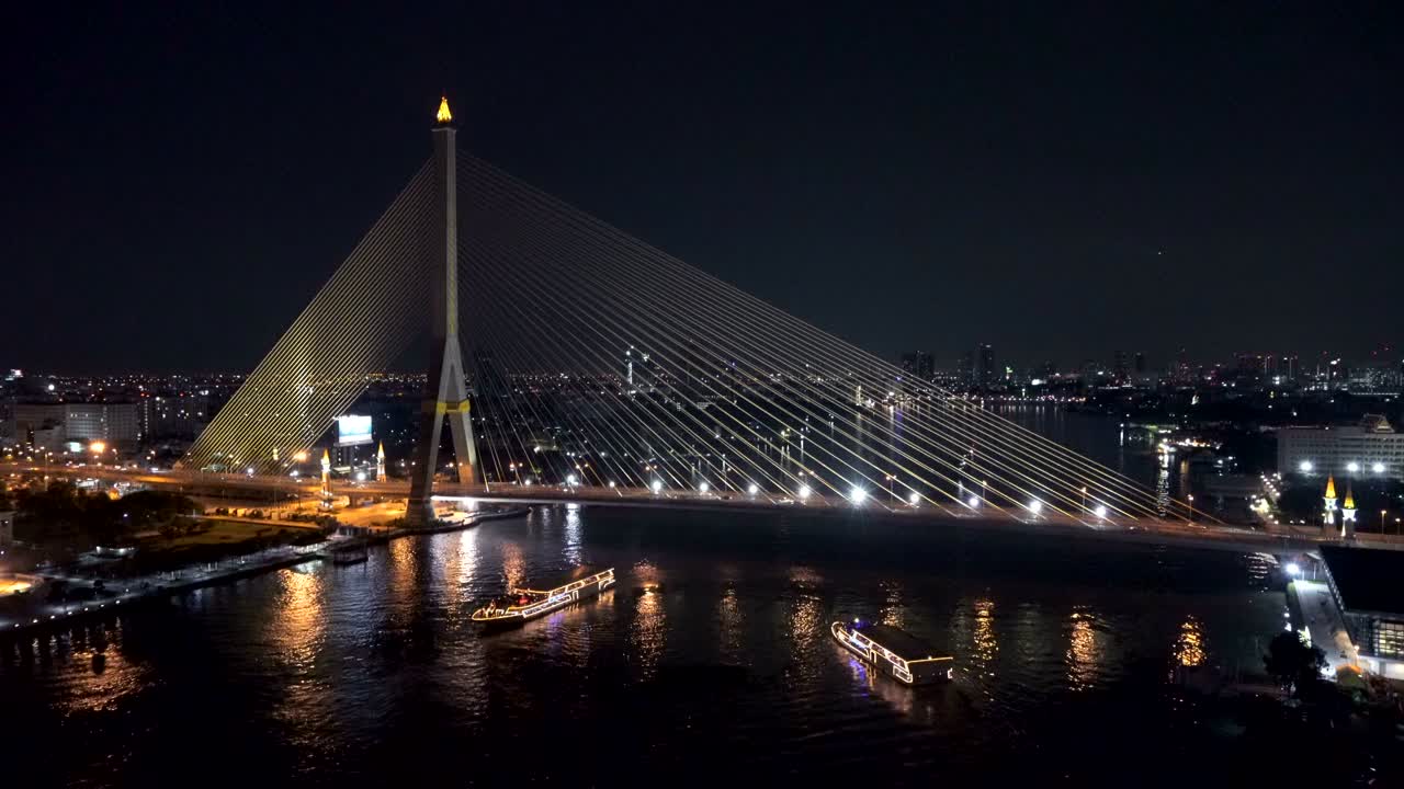 라마 8 다리 (rama 8 bridge) 는 태국 방 시의 차오프라야 강을 가로지르는 서스펜션 다리이다.