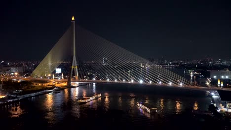 puente rama 8, puente colgante que cruza el río chao phraya en la ciudad de bangkok por la noche, tailandia.