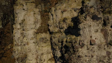 Nahaufnahme-Von-Drohnenaufnahmen-Von-Den-Ungarischen-Pilis-Bergen-Im-Winter,-Die-Drohne-Bewegt-Sich-Nach-Oben