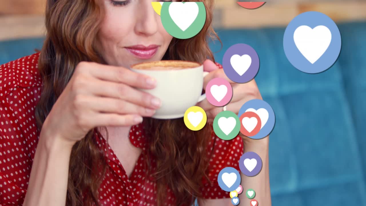 animación de iconos y números de corazones en las redes sociales sobre una mujer bebiendo café