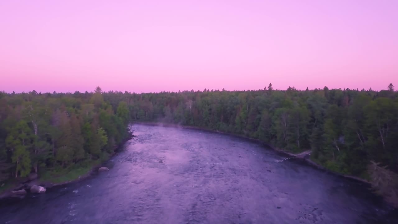 frío amanecer de verano en el norte de maine con un poco de niebla asesina y colores sobre la salida este del lago moosehead