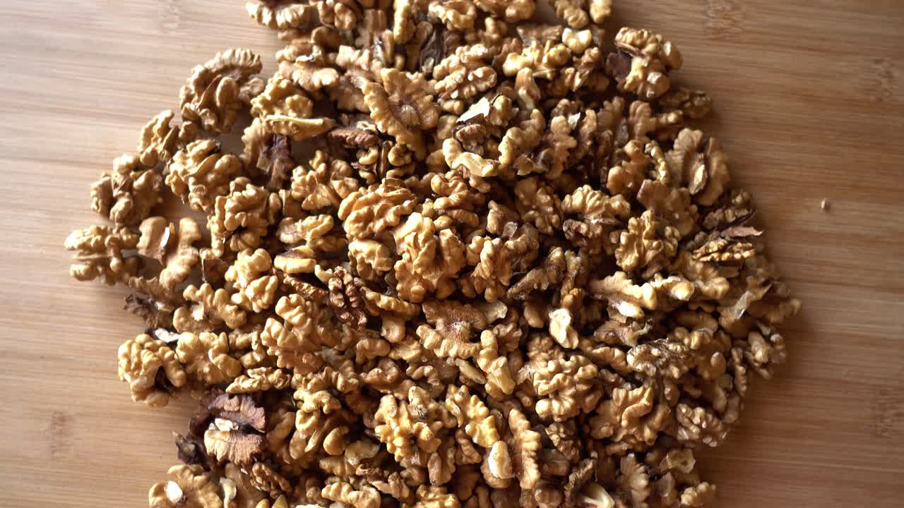 Frutta secca su sfondo di legno 4K