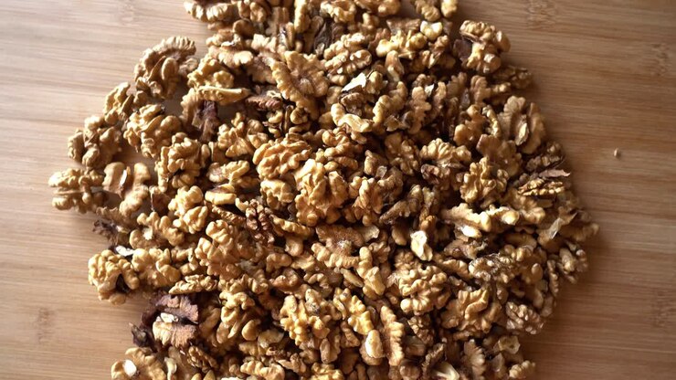 Frutta secca su sfondo di legno 4K