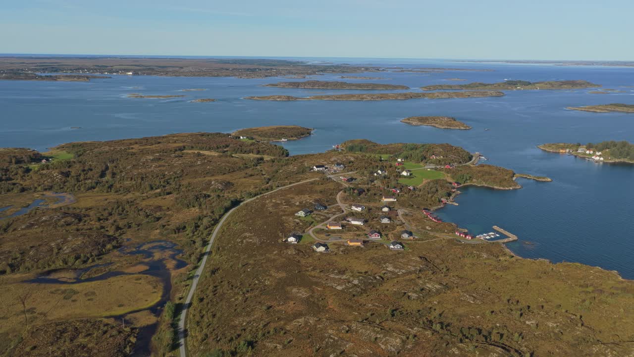 Ilmakuva asuintaloista Smølan rannikkosaarella, Norja.