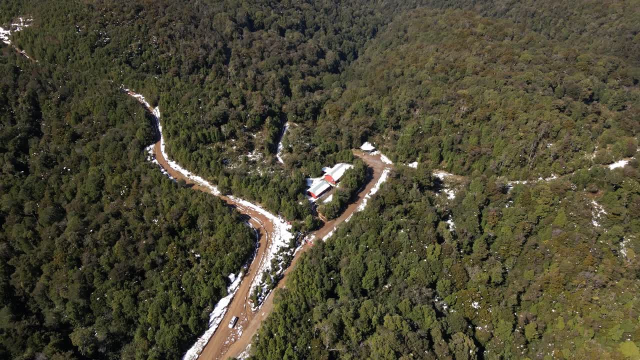 cierre aéreo de camino de tierra y complejo en el parque oncol, chile