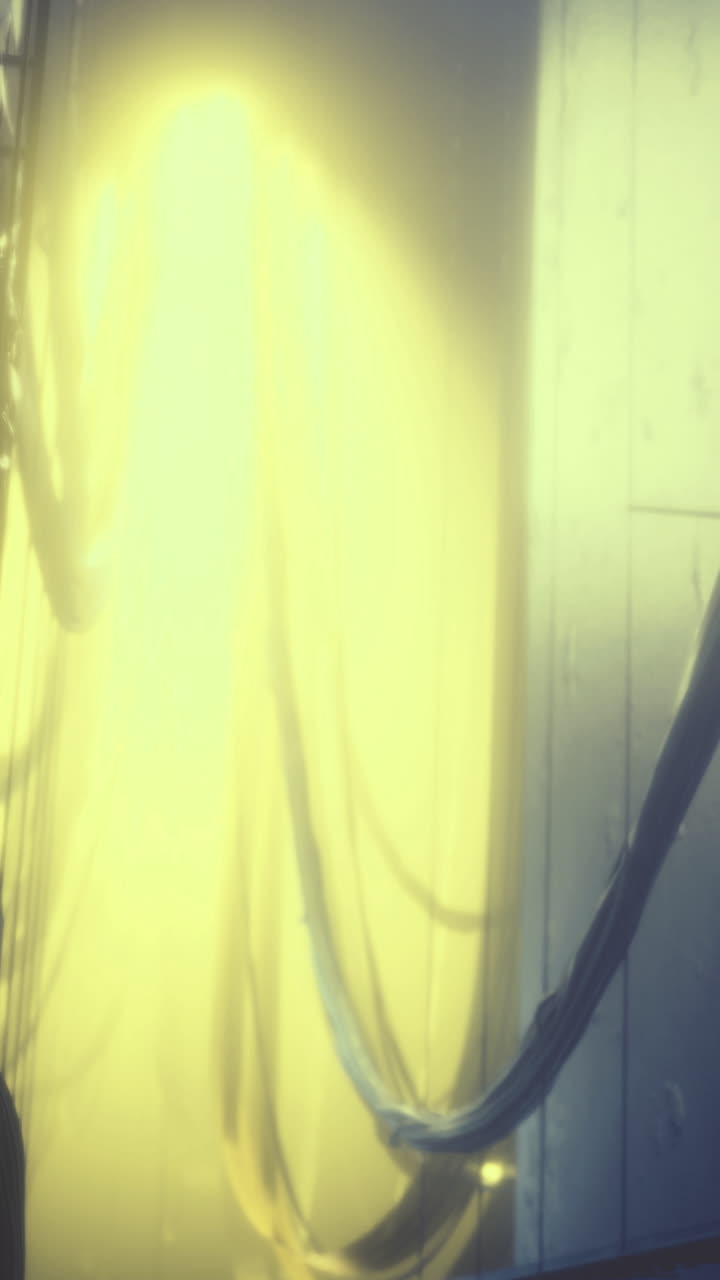 Beco misterioso iluminado por uma luz dourada suave ao crepúsculo.