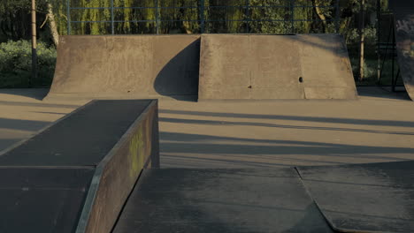 joven patinadora entrando en un parque de patinaje