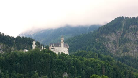 el castillo de neuschwanstein en los alpes bávaros, alemania.